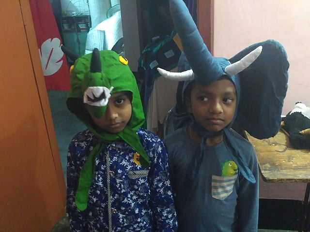 কস্টিউম পরেছে দুই শিশু। ছবি: প্রথম আলো