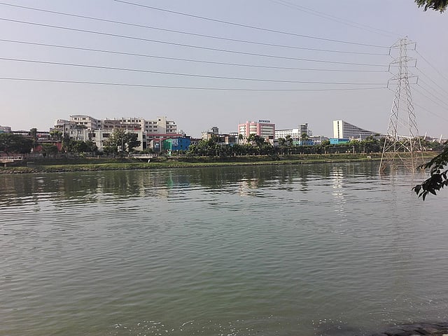 এসব ভবন থেকে দেখা যায় হাতিরঝিলের সৌন্দর্য। হাতিরঝিল, ঢাকা। ছবি: প্রথম আলো