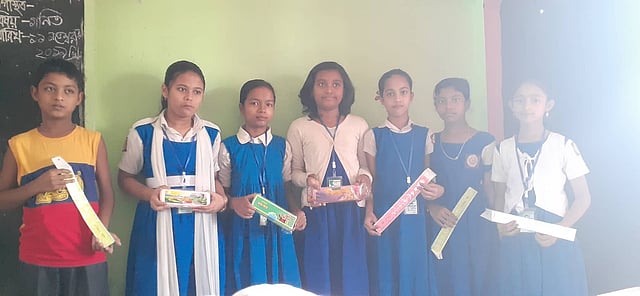 দেওরগাছ সরকারি প্রাথমিক বিদ্যালয়ের প্রাথমিক সমাপনী পরীক্ষার্থীদের শিক্ষাসামগ্রী বিতরণ করে দেওরগাছ এডুকেশনাল ট্রাস্ট। ছবি: লেখক