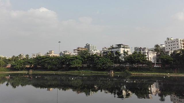 হাতিরঝিলসংলগ্ন আবাসিক এলাকা। মগবাজার, ঢাকা। ছবি: তৌহিদুল ইসলাম