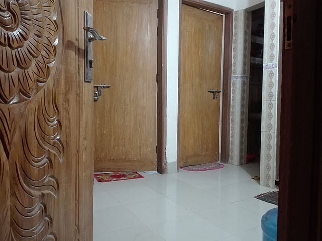 দুই রুম ও ডাইনিং স্পেসসম্পন্ন এমন ফ্ল্যাটেই সচরাচর স্বল্প আয়ের মানুষ সাবলেট থাকেন। মীরবাগ, মগবাজার, ঢাকা। ছবি: প্রথম আলো