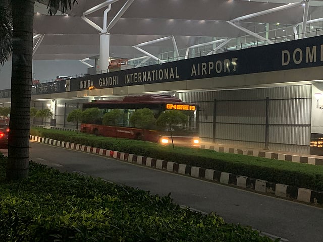 এক টার্মিনাল থেকে অন্য টার্মিনালে যেতে বাস ভাড়া মেটানোই অনেকের জন্য বিরাট সমস্যা। ছবি: লেখক