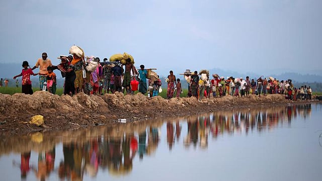 মিয়ানমারের সেনাবাহিনীর দমন-পীড়নের শিকার হয়ে লাখো রোহিঙ্গা রাখাইন থেকে পালিয়ে বাংলাদেশে আশ্রয় নেয়। রয়টার্স ফাইল ছবি