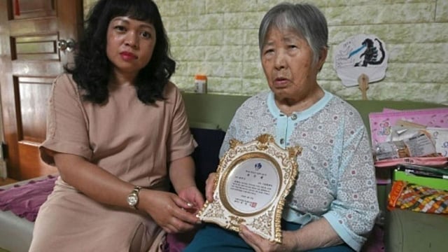 হায়বু পুরস্কার হাতে এমা। ছবি: এএফপি