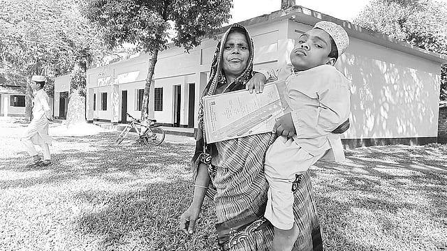 মায়ের কোলে চড়ে জেডিসি পরীক্ষাকেন্দ্রে আসে প্রতিবন্ধী মো. আব্দুল হামিদ। গতকাল দুপুরে পানছড়ি ইসলামিয়া সিনিয়র মাদ্রাসা কেন্দ্রে। প্রথম আলো