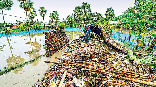 ঘূর্ণিঝড় বুলবুলের আঘাতে বসতঘর পরিণত হয়েছে ধ্বংসস্তূপে
