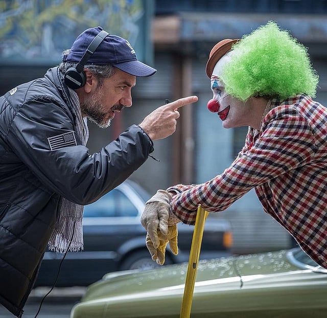 ‘জোকার’কে সিন বুঝিয়ে দিচ্ছেন পরিচালক। ছবি: ইনস্টাগ্রাম