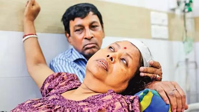 পঙ্গু হাসপাতালে বাসচাপায় পা হারানো কৃষ্ণা রায়। পাশে স্বামী রাধেশ্যাম। ছবি: প্রথম আলো ফাইল ছবি