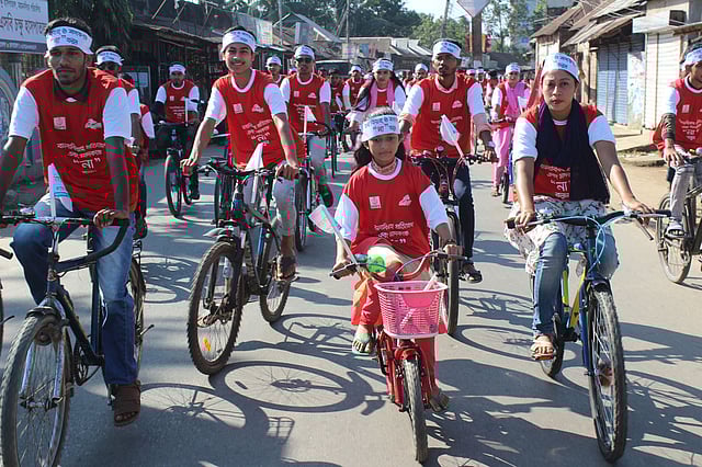 নেত্রকোনায় বাল্যবিবাহ ও মাদকের বিরুদ্ধে সচেতনতা তৈরিতে সাইকেল শোভাযাত্রা করে শিক্ষার্থীরা। ছবি: প্রথম আলো
