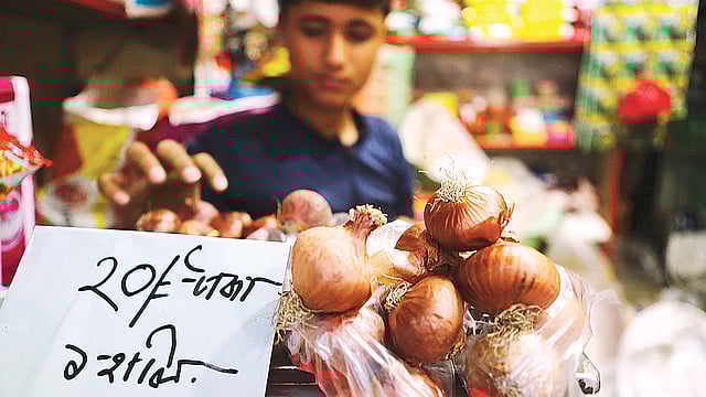 পুরান ঢাকার বিভিন্ন এলাকায় পেঁয়াজ কেজিপ্রতি ২০০ থেকে ২৩০ টাকায় বিক্রি হয় কাল। এক কেজিতে ছোট ও মাঝারি আকৃতির পেঁয়াজ ওঠে ৪০ থেকে ৪৫টি। হালিপ্রতি বিক্রি হচ্ছে ২০ টাকায়। গতকাল লক্ষ্মীবাজারের গোবিন্দ দত্ত লেনে। ছবি: হাসান রাজা