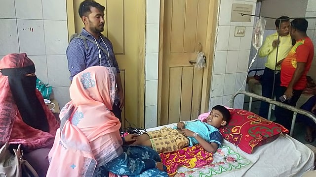 ডক্টরস পয়েন্টে চিকিৎসাধীন এক শিশু। ছবি: প্রথম আলো