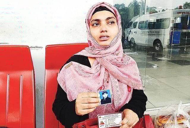 সম্প্রতি সৌদি আরব থেকে বোন আবিরন বেগম ফিরেছেন লাশ হয়ে। বোনের ছবি ও ভোটার আইডি কার্ড হাতে বসে আছেন রেশমা খাতুন। ছবি: মানসুরা হোসাইন