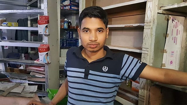 চট্টগ্রামের পাথরঘাটা ব্রিক ফিল্ড রোডের জনতা ফার্মেসির কর্মচারী অনুপম ঘোষ। ছবি: প্রণব বল