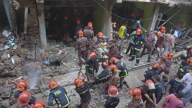 চট্টগ্রামে বিস্ফোরণস্থলে কাজ করছেন উদ্ধারকর্মীরা। ছবি: জুয়েল শীল