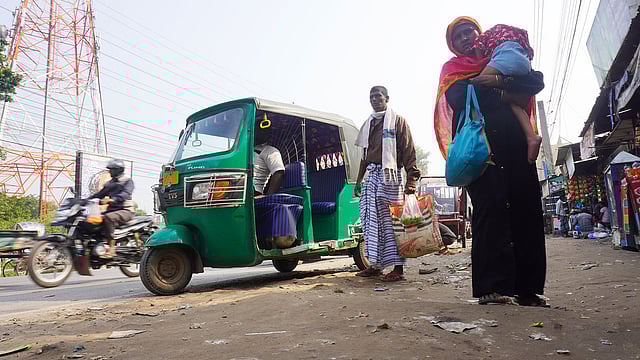 আকস্মিক বাস বন্ধে চরম দুর্ভোগে যাত্রীরা। আজ সকালে কুষ্টিয়া শহরের মজমপুর এলাকায়। ছবি: তৌহিদী হাসান