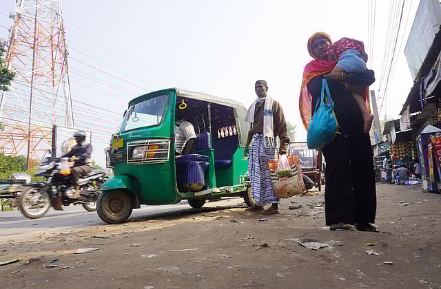 আকস্মিক বাস বন্ধে চরম দুর্ভোগে যাত্রীরা। আজ সকালে কুষ্টিয়া শহরের মজমপুর এলাকায়। ছবি: তৌহিদী হাসান