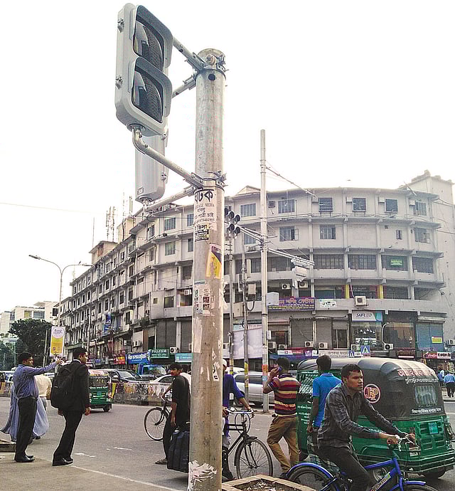 ঢাকা পরিবহন সমন্বয় কর্তৃপক্ষ (ডিটিসিএ) পরীক্ষামূলকভাবে ‘কৃত্রিম বুদ্ধিমত্তাসম্পন্ন সংকেতবাতি’ বসানোর কাজ করছে। সম্প্রতি গুলশান ১ নম্বর মোড়ে। ছবি: প্রথম আলো