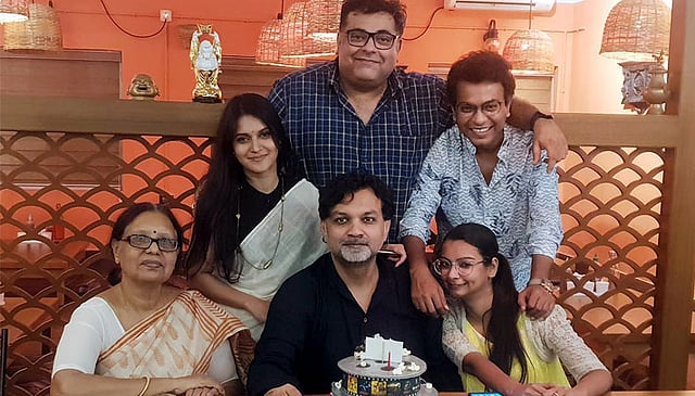 জন্মদিনের অনুষ্ঠানে সৃজিত মুখার্জির পরিবারের সঙ্গে মিথিলা। ছবি: ফেসবুক থেকে নেওয়া