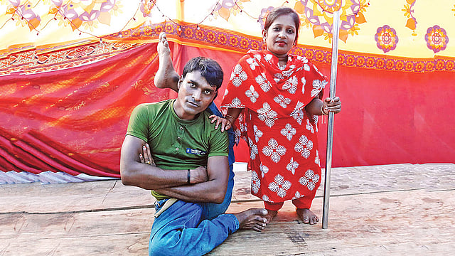 চাঁপাইনবাবগঞ্জের শারীরিক প্রতিবন্ধী দম্পতি ইসলাম উদ্দীন ও রোজিনা আক্তার। প্রথম আলো