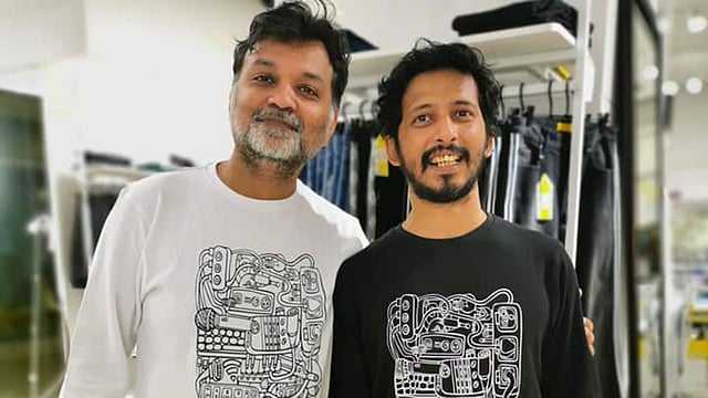 ঢাকায় একটি শপিং মলে সৃজিত মুখার্জি ও অর্ণব। ছবি: ফেসবুক থেকে নেওয়া