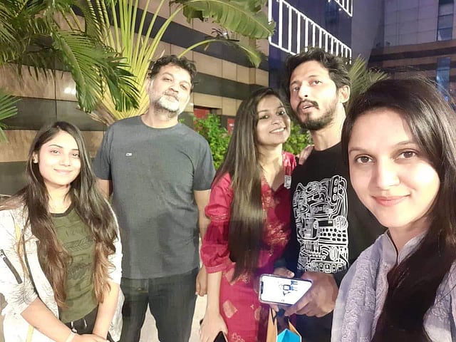 ঢাকায় বন্ধুদের সঙ্গে সৃজিত মুখার্জি, অর্ণব ও মিথিলা। ছবি: ফেসবুক থেকে নেওয়া