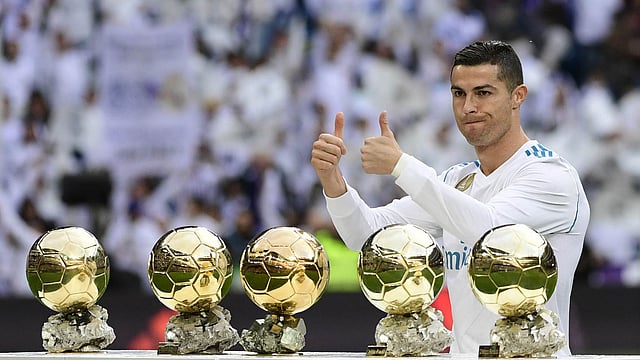 আগের জেতা পাঁচটি ব্যালন ডি’অরের ট্রফি নিয়ে বার্নাব্যুতে রোনালদো। এএফপি ফাইল ছবি