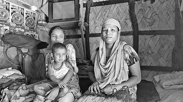 মা নাছিমা বেগমের সঙ্গে দৃষ্টিপ্রতিবন্ধী দুই বোন শামছুন নাহার ও সাইমুন নাহার। ১৩ নভেম্বর সীতাকুণ্ডের মুরাদপুর ইউনিয়নের গোলাবাড়িয়া গ্রামে। প্রথম আলো