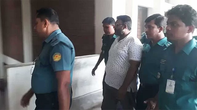 ফেনীর সোনাগাজী থানার সাবেক ওসি মোয়াজ্জেমকে ১৭ জুলাই আদালতের হাজতখানায় নিয়ে যায় পুলিশ। ফাইল ছবি