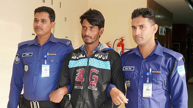 মা ও ছেলেকে হত্যার ঘটনায় গ্রেপ্তার লালচাঁদ। পুলিশ সুপারের কার্যালয়, কুষ্টিয়া, ২০ নভেম্বর। ছবি: তৌহিদী হাসান