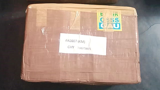 অভিযানে উদ্ধার করা মুঠোফোনের একটি বাক্স। গতকাল কোতোয়ালি থানায়। প্রথম আলো