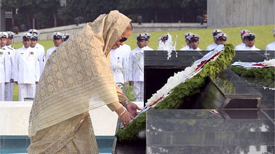 প্রধানমন্ত্রী শেখ হাসিনা আজ বৃহস্পতিবার সকালে ঢাকা সেনানিবাসের ‘শিখা অনির্বাণে’ পুষ্পার্ঘ্য অর্পণ করেন। ছবি: বাসস