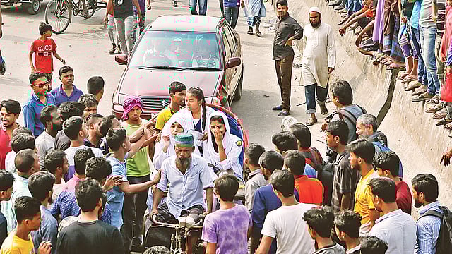 শিক্ষার্থীদের আন্দোলনের মুখে গত বছরের সেপ্টেম্বরে তড়িঘড়ি পাস করা হয় সড়ক পরিবহন আইন। আইনটি কার্যকর করা হলে এর বিরুদ্ধে রাস্তায় নামেন পরিবহনশ্রমিকেরা। বুধবার শ্রমিকদের ধর্মঘটে বাধার মুখে পড়ে শিক্ষার্থীরা। ছবিটি ঢাকা-চট্টগ্রাম মহাসড়কের সাইনবোর্ড এলাকার। ছবি: হাসান রাজা