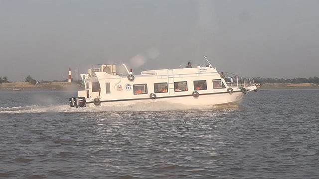 ওয়াটারবাসে সদরঘাট থেকে নদীপথ হয়ে চট্টগ্রাম বিমানবন্দরে পৌঁছাতে সময় লাগবে সর্বোচ্চ ৩০ মিনিট। বন্দর এলাকায়, চট্টগ্রাম, ২৩ নভেম্বর। ছবি: সৌরভ দাশ