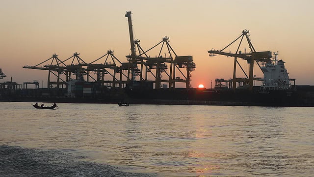 ওয়াটারবাসে করে চলার সময় উপভোগ করা যাবে নদীর তীরের এমন সৌন্দর্য। বন্দর এলাকায়, চট্টগ্রাম, ২৩ নভেম্বর। ছবি: সৌরভ দাশ