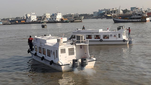 প্রাথমিকভাবে এই নৌপথের ভাড়া নির্ধারণ করা হয়েছে জনপ্রতি ৪০০ টাকা। শীতাতপ নিয়ন্ত্রিত ওয়াটারবাসে আন্তর্জাতিকমানের সেবা পাবেন যাত্রীরা। বন্দর এলাকায়, চট্টগ্রাম, ২৩ নভেম্বর। ছবি: সৌরভ দাশ
