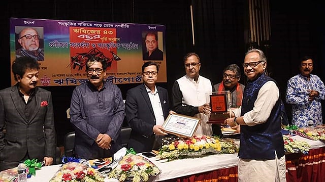 সংবর্ধনা দেওয়া হয় কথাসাহিত্যিক ইমদাদুল হক মিলনকে। ছবি: ফেসবুক থেকে নেওয়া