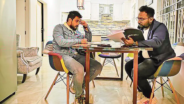 অভিনয়শিল্পী সিয়াম আহমেদকে দৃশ্য বুঝিয়ে দিচ্ছেন ইত্তেফাক ছবির পরিচালক রায়হান রাফি। ছবি: সংগৃহীত