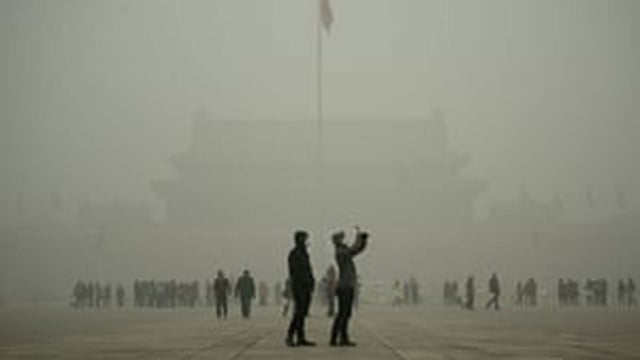 ভারতের রাজধানী নয়াদিল্লি ও আশপাশে বায়ুদূষণ এবং ঘন ধোঁয়াশা এক সপ্তাহ ধরে এক চরম বিপজ্জনক মাত্রায় পৌঁছেছে। ছবি: এএফপি