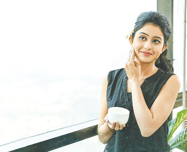 শীতে ত্বকে দরকার পড়ে বাড়তি যত্নের। মডেল: তন্বী, ছবি: অধুনা