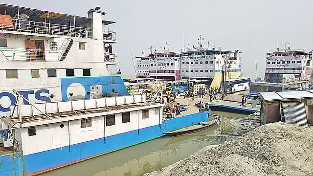 রাজবাড়ীর গোয়ালন্দ উপজেলার দৌলতদিয়ায় ঘাটসংকটের কারণে ফেরিগুলো ভিড়তে পারছে না। ঘাটে অধিকাংশ সময় ফেরিজট লেগে থাকছে। একটি ফেরি আনলোড করতে করতে আরও ফেরি এসে যাওয়ায় ঘাটে ভিড়তে সময় লাগছে। গত সোমবার ৫ নম্বর ঘাটে। ছবি: প্রথম আলো