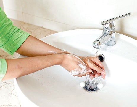 নিয়মিত হাত ধোয়ার অভ্যাস সুস্থ থাকতে সাহায্য করে। ছবি: অধুনা
