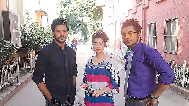 ক্যাসিনো ছবির শুটিংয়ের ফাঁকে এফডিসিতে অভিনয়শিল্পী নিরব, বুবলী ও তাসকিন। ছবি: প্রথম আলো