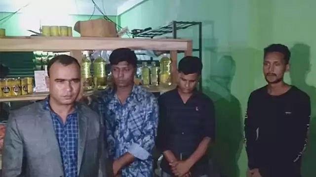 মির্জাপুরের বাঁশতৈল পুলিশ ফাঁড়ির তিন সদস্য ও তাঁদের এক সোর্সকে(ডান থেকে দ্বিতীয়) আটক করে পুলিশে দেয় জনতা। ছবি: সংগৃহীত