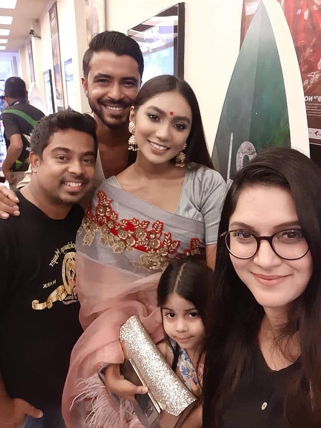 মূল অভিনয়শিল্পীদের সঙ্গে রেদওয়ান রনি ও মিথিলা। ছবিঃ ফেসবুক