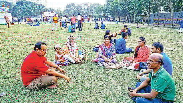 শিল্পকলা একাডেমির উন্মুক্ত প্রাঙ্গণে গতকাল বিকেলে জমেছিল আড্ডা। প্রথম আলো