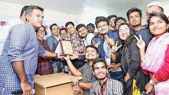 একশনএইড-প্রথম আলো বন্ধুসভা জাতীয় বিতর্ক উৎসবে বিজয়ী দলের সদস্যদের বাঁধভাঙা উচ্ছ্বাস। গতকাল সন্ধ্যায় বরিশাল বিশ্ববিদ্যালয়ের কীর্তনখোলা মিলনায়তনে। প্রথম আলো