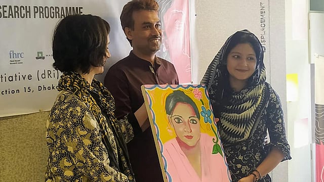 প্রদর্শনী শেষে রিকশাচালক রোমানার সঙ্গে মামুন উর রশীদ ও মিশেল কয়। ছবি: সংগৃহীত