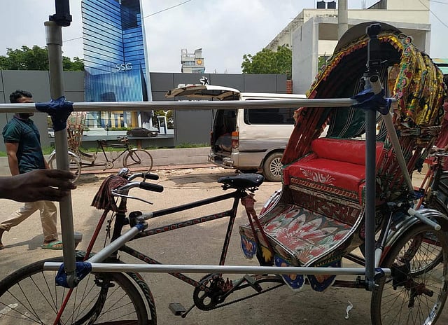 এভাবেই রিকশার সঙ্গে স্ট্যান্ড যুক্ত করে লাগানো হয় অজমো ক্যামেরা। ছবি: সংগৃহীত