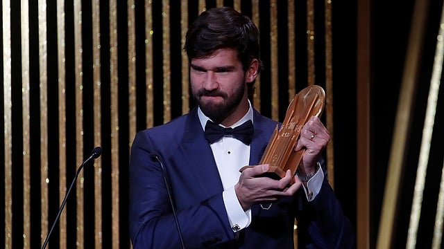 বর্ষসেরা গোলরক্ষক ‘ইয়াশিন’ ট্রফি হাতে লিভারপুলের ব্রাজিলিয়ান গোলরক্ষক আলিসন বেকার। এবারই প্রথম এ পুরস্কার দেওয়া হলো। ছবি: রয়টার্স