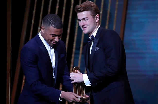 অনূর্ধ্ব-২১ বছর বয়সীদের মধ্যে সেরা খেলোয়াড়ের পুরস্কার কোপা ট্রফি কিলিয়ান এমবাপ্পের কাছ থেকে বুঝে নিচ্ছেন জুভেন্টাসের ডাচ তারকা ম্যাথিয়াস ডি লিট। ছবি: রয়টার্স